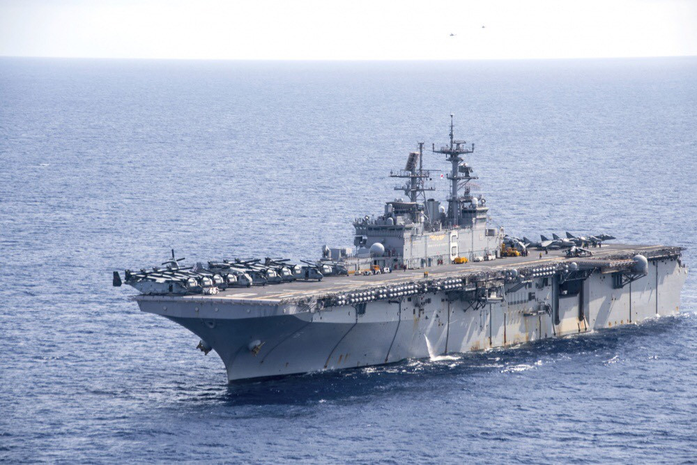 Tàu đổ bộ tấn công USS Richard (LHD-6) là một trong tám tàu đổ bộ thuộc lớp Wasp, được hạ thủy ngày 14 tháng 3 năm 1997 và chính thức biên chế vào hải quân Hoa Kỳ trong năm 1998, cảng nhà tại căn cứ hải quân San Diego. Ảnh: Chiếc USS Richard (LHD-6) hồi chưa gặp sự cố với sàn đáp gồm máy bay MV-22 Osprey và tiêm kích cất hạ cánh thẳng đứng AV-8B Harrier.