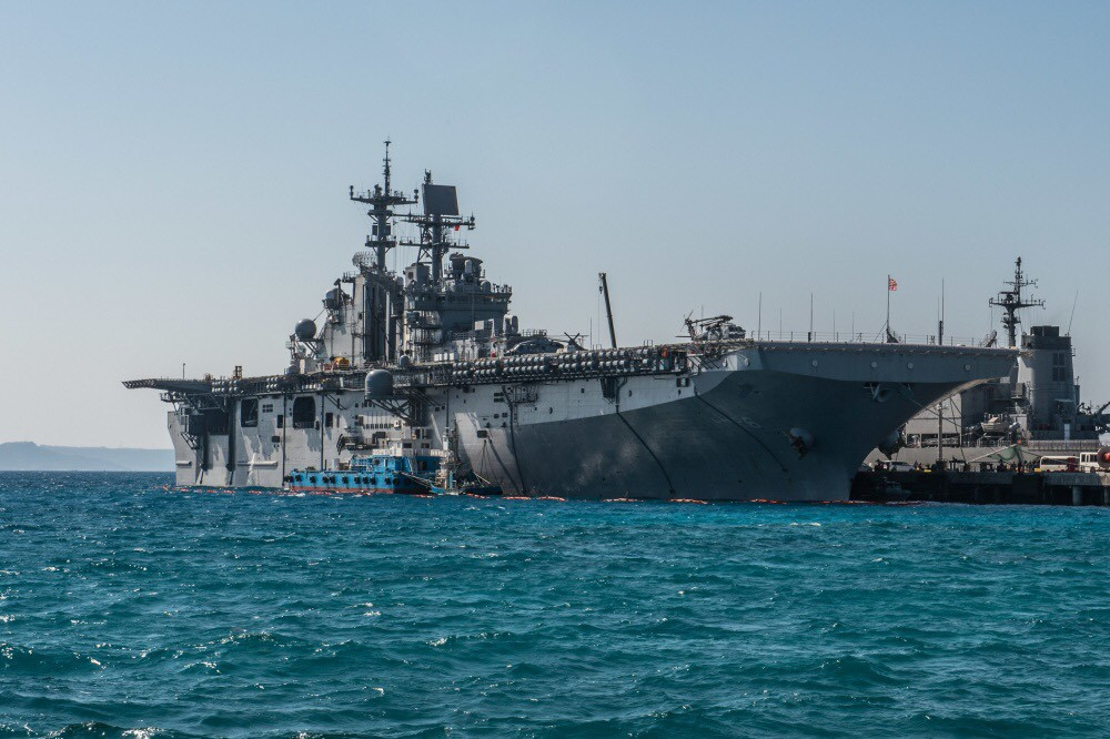 Tàu có lượng giãn nước đầy tải 40.358 tấn, dài 257m, rộng 32m, mớn nước 8.2m, trang bị máy chính công suất 70.000 mã lực cho phép nó có thể di chuyển với vận tốc 22 hải lý/h. Tầm hoạt động 17.600km với tốc độ 18 hải lý/h. Ảnh: Richard (LHD-6) đậu tại cảng lúc chưa gặp sự cố.