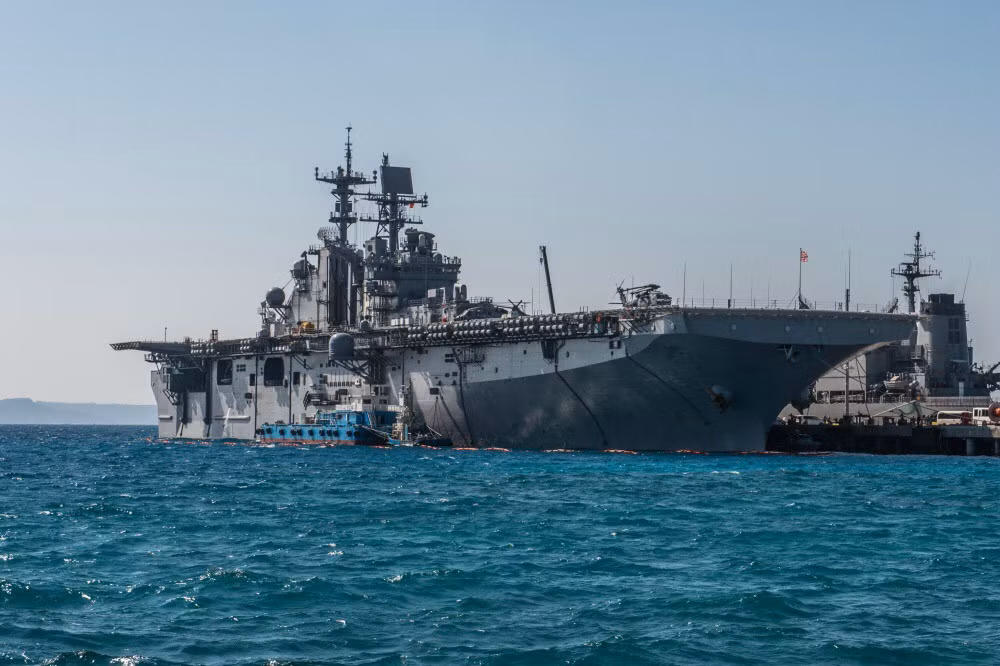 Tàu có lượng giãn nước đầy tải 40.358 tấn, dài 257m, rộng 32m, mớn nước 8.2m, trang bị máy chính công suất 70.000 mã lực cho phép nó có thể di chuyển với vận tốc 22 hải lý/h. Tầm hoạt động 17.600km với tốc độ 18 hải lý/h. Ảnh: Richard (LHD-6) đậu tại cảng lúc chưa gặp sự cố.