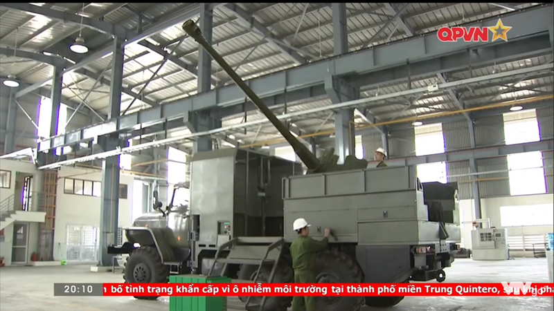 Trước đó, vào năm 2019, trong một phóng sự của kênh truyền hình QPVN thực hiện tại nhà máy Z751 đã vô tình lướt qua hình ảnh về loại pháo tự hành độc đáo này của Việt Nam, là lần đầu tiên người ta biết đến sự xuất hiện của nó. Dù vậy, đến tận bây giờ, chúng ta mới chính thức biết đến tên gọi của vũ khí này. Ảnh: Hình ảnh về pháo tự hành bánh lốp mới do nhà máy Z751 tích hợp trong phóng sự hồi năm 2019 của kênh QPVN.