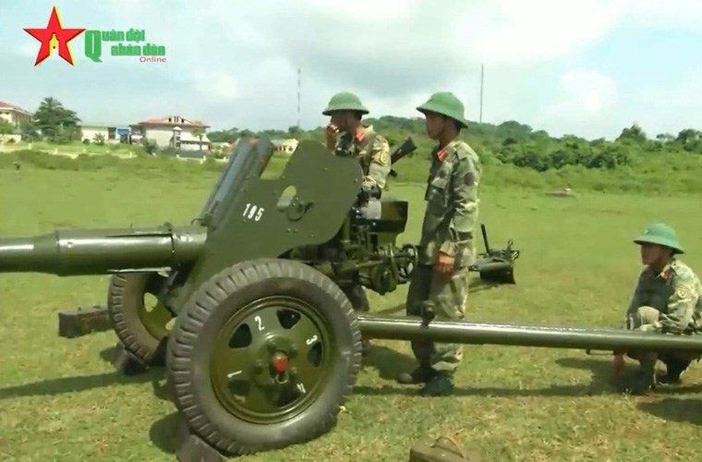 Vũ khí chính của tổ hợp là pháo D-44 85mm hiện đang có trong biên chế pháo binh quân đội ta. Đây vốn là pháo dã chiến cấp sư đoàn được Liên Xô sản xuất vào thập niên 40 của thế kỷ trước và vẫn còn một số quân đội vẫn đang sử dụng cho đến ngày nay. Đây cũng là loại pháo đã lập rất nhiều chiến công hiển hách trong thời kháng chiến chống Mỹ với thành tích bắn cháy nhiều tàu chiến địch. Ảnh: Bộ đội pháo binh huấn luyện với pháo D-44 85mm.