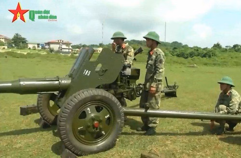 Vũ khí chính của tổ hợp là pháo D-44 85mm hiện đang có trong biên chế pháo binh quân đội ta. Đây vốn là pháo dã chiến cấp sư đoàn được Liên Xô sản xuất vào thập niên 40 của thế kỷ trước và vẫn còn một số quân đội vẫn đang sử dụng cho đến ngày nay. Đây cũng là loại pháo đã lập rất nhiều chiến công hiển hách trong thời kháng chiến chống Mỹ với thành tích bắn cháy nhiều tàu chiến địch. Ảnh: Bộ đội pháo binh huấn luyện với pháo D-44 85mm.