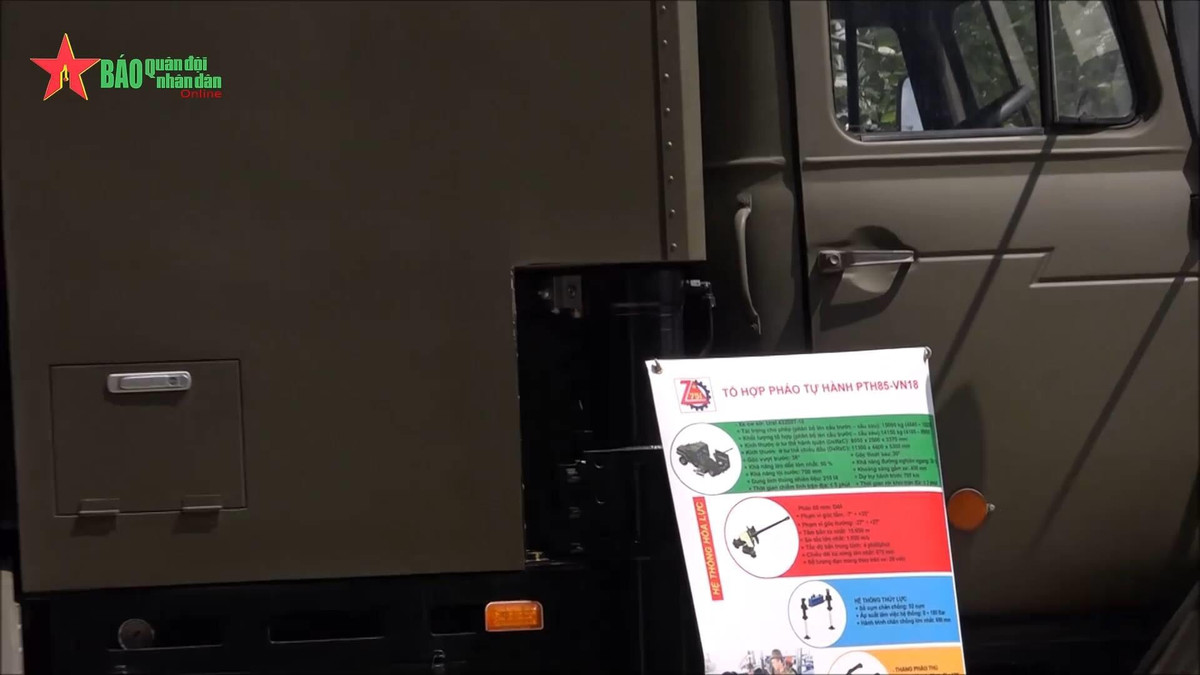 Tổ hợp pháo tự hành PTH85-VN18 (Pháo tự hành 85mm - Việt Nam năm 2018) là tên gọi chính thức của loại pháo tự hành bánh lốp mới này, hệ thống sử dụng khung gầm xe tải việt dã Ural-43206 6x6 và tích hợp một pháo chống tăng D-44 cỡ nòng 85mm. Ảnh: Cận cảnh bảng thông số của tổ hợp pháo tự hành.