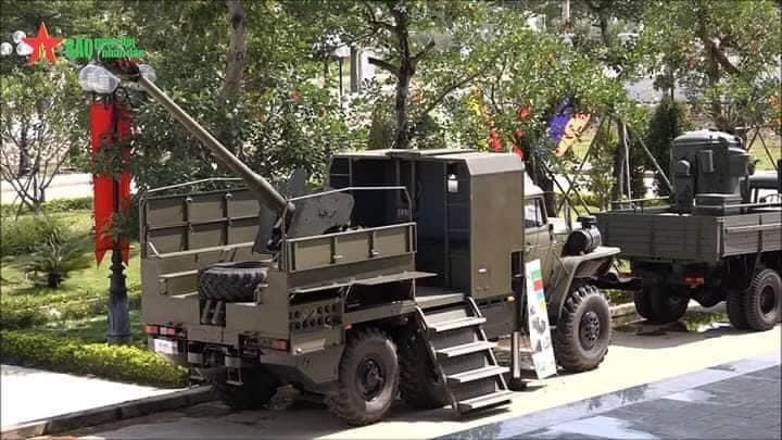 Trong phóng sự mới đây của báo Quân đội nhân dân Online, người xem đã phát hiện ra sự xuất hiện đầy bất ngờ của tổ hợp pháo tự hành bánh lốp mới do Việt Nam tự nghiên cứu tích hợp trong nước. Đây cũng là lần đầu tiên loại pháo này được công khai giới thiệu cận cảnh. Ảnh: Loại pháo tự hành mới do Việt Nam tích hợp. Ảnh: QĐND.