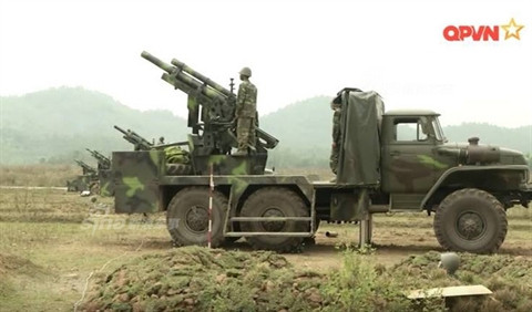 Có thể thấy rằng, thời gian gần đây, Việt Nam đã tích cực nghiên cứu, tích hợp các loại pháo mặt đất lên xe tải nhằm nâng cao tính cơ động và hiệu quả của pháo là một điều vô cùng đáng mừng, một bước tiến đáng kể của nền Công nghiệp quốc phòng nước nhà. Tuy nhiên, chúng ta vẫn chưa tích hợp các loại lựu pháo cỡ nòng lớn, uy lực cao như D-30 122mm, M-46 130mm, D-20 152mm,.. lên khung gầm vận tải. Hi vọng trong tương lai không xa, chúng ta có thể nhanh chóng thực hiện được ý tưởng này nhằm nâng cao hơn nữa sức mạnh pháo binh. Ảnh: Trận địa pháo tự hành bánh lốp do Việt Nam tích hợp sử dụng khung gầm Ural và pháo M101 105mm của Mỹ.