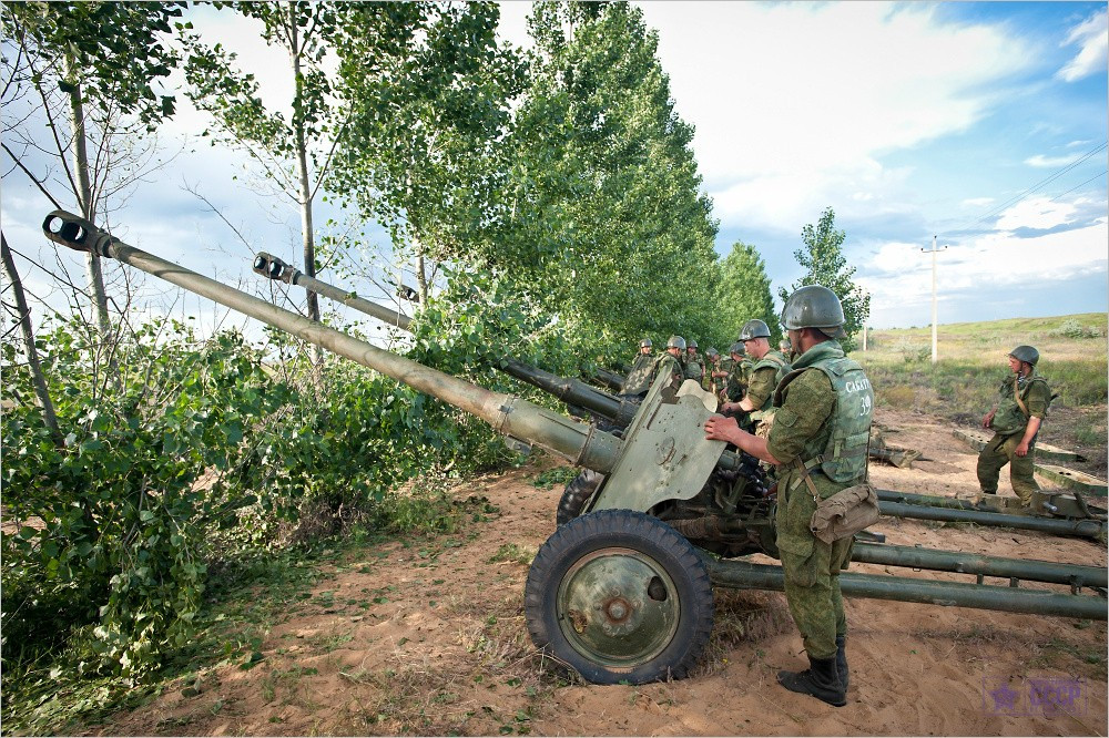 Với việc sử dụng đạn pháo nổ mạnh HEAT loại BK-2M, trong tầm bắn 1.500m, pháo vẫn có thể xuyên phá 300mm thép. Sơ tốc đầu nòng của pháo đạt 1030m/s. Ảnh: Bình sĩ triển khai trận địa hàng loạt pháo D-44 85mm.