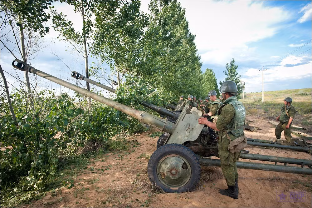 Với việc sử dụng đạn pháo nổ mạnh HEAT loại BK-2M, trong tầm bắn 1.500m, pháo vẫn có thể xuyên phá 300mm thép. Sơ tốc đầu nòng của pháo đạt 1030m/s. Ảnh: Bình sĩ triển khai trận địa hàng loạt pháo D-44 85mm.