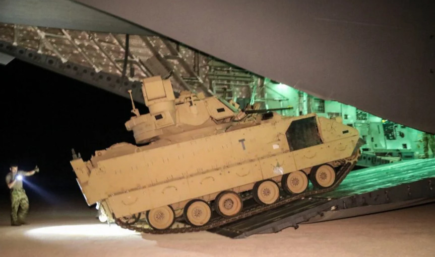 Trong số khí tài hạng nặng được Mỹ triển khai tới Syria lần này, đáng chú ý có dòng xe chiến đấu Bradley thuộc phiên bản M2A2. Đây cũng được xem là lần đầu tiên M2A2 có mặt tại Syria. Sự kiện này cũng đặt ra dấu hiệu tiềm năng có thể có xung đột nhẹ trong tương lai gần giữa Nga và Mỹ nếu hai bên không có sự kiềm chế cần thiết. Ảnh: Defence-Blog