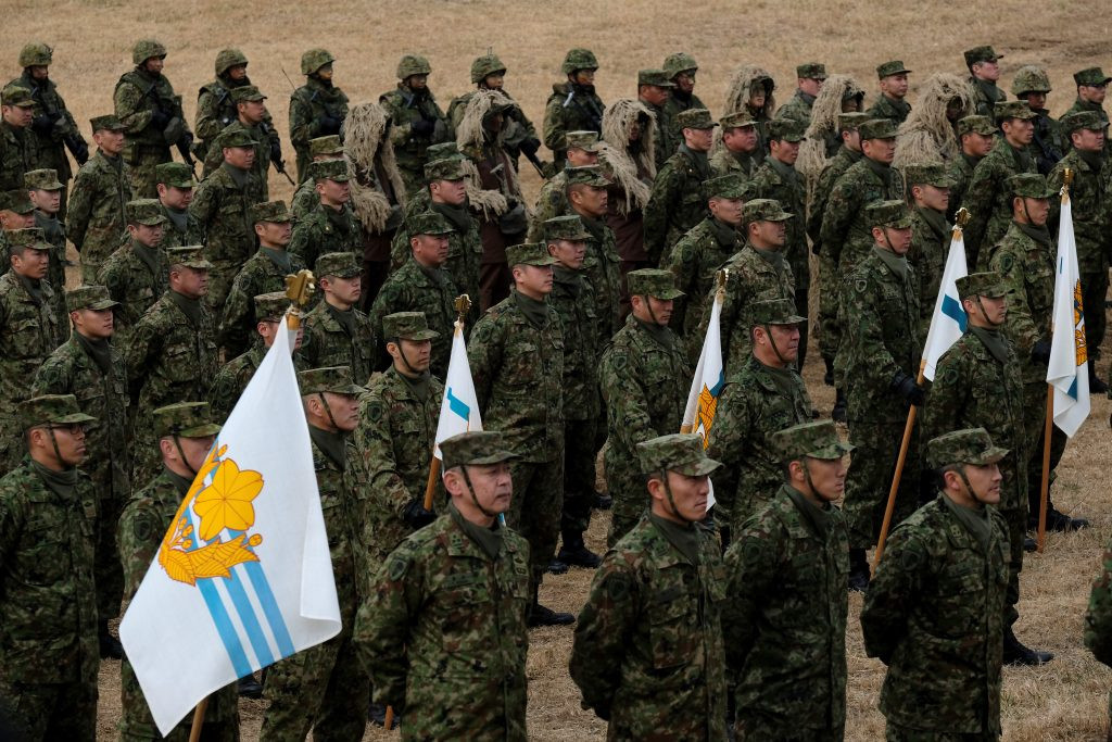 Nhật Bản cũng đã tăng chi tiêu quốc phòng hàng năm dưới thời thủ tướng Shinzo Abe. Theo tuyên bố hồi tháng 4 năm ngoái của Bộ trưởng quốc phòng Nhật Bản, nước này đã chi 1.3% GDP cho quốc phòng bao gồm cả hoạt động gìn giữ hòa bình, bảo vệ bờ biển và các chi phí an ninh khác. Hiến pháp Nhật cũng đã sửa đổi lại để cho phép lực lượng phòng vệ nước này bảo vệ các đồng minh nếu chiến tranh xảy ra (Bao gồm cả Mỹ). Ảnh: Binh sĩ thuộc lực lượng phòng vệ Nhật Bản.