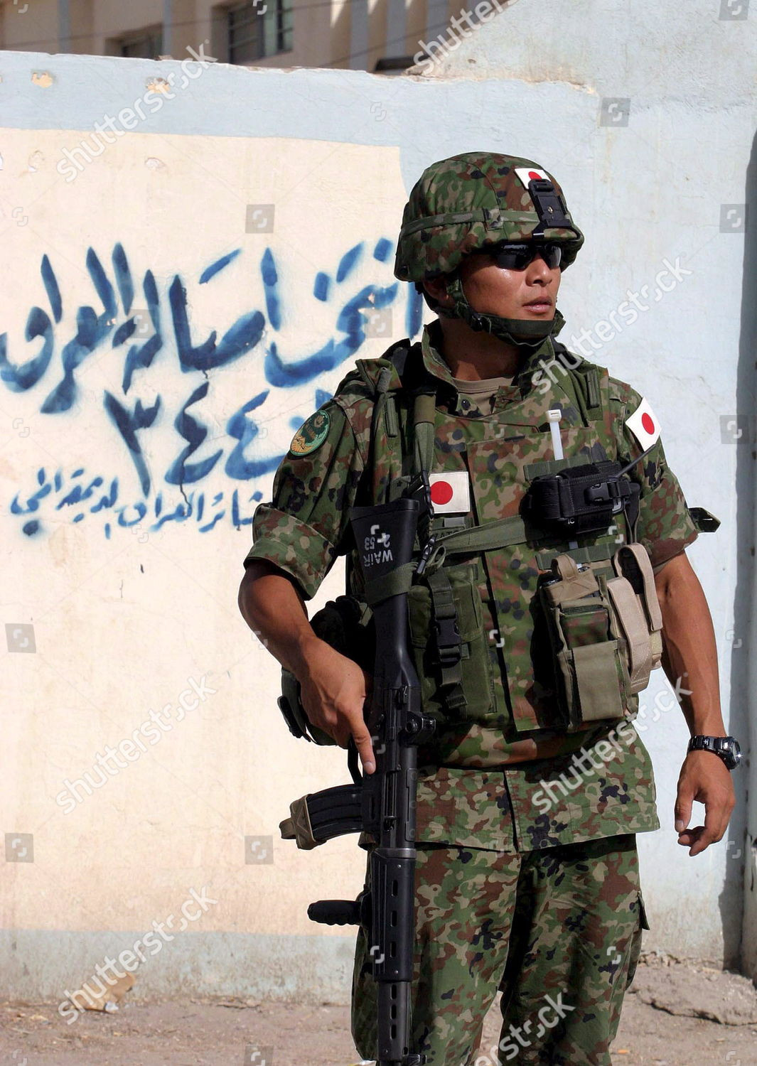 Điều này đã giúp cho Tokyo tham gia tích cực hơn trong các hoạt động quân sự ngoài biên giới, một xu hướng đã bắt đầu từ giai đoạn 1990 khi Nhật Bản đã triển khai binh sĩ tham gia lực lượng gìn giữ hòa binh Liên Hợp Quốc nhằm thiết lập lại hòa bình ở Campuchia. Đây cũng là lần đầu tiên chứng kiến sự hiện diện của lực lượng quân sự Nhật Bản ở nước ngoài kể từ sau chiến tranh thế giới II. Tiếp sau đó là việc binh sĩ Nhật Bản có mặt ở Châu Phi và Đông Timor. Năm 2004, Nhật cũng đã gửi binh sĩ sang Iraq nhằm hỗ trợ công cuộc tái thiết đất nước này. Ảnh: Binh sĩ Nhật Bản tại Iraq.