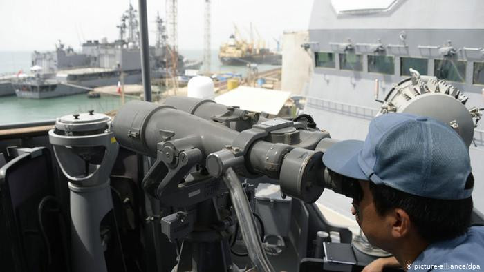 Dù cho ít được biết đến, bên cạnh Mỹ và Trung Quốc, Nhật Bản hiện nay cũng đang duy trì một căn cứ hải quân tại Djibouti ở vùng rừng Châu Phi từ năm 2011. Căn cứ được vận hành bởi 180 binh sĩ đồn trí thường trực và luân phiên thay quân 4 tháng một lần với chi phí vận hành 40 triệu đô (thời giá 2011). Đây cũng là căn cứ hải ngoại duy nhất của Lực lượng phòng vệ Nhật Bản. Ảnh: Binh sĩ thuộc lực lượng phòng vệ Nhật Bản tại căn cứ ở Djibouti.