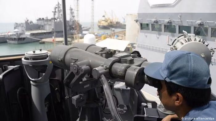 Dù cho ít được biết đến, bên cạnh Mỹ và Trung Quốc, Nhật Bản hiện nay cũng đang duy trì một căn cứ hải quân tại Djibouti ở vùng rừng Châu Phi từ năm 2011. Căn cứ được vận hành bởi 180 binh sĩ đồn trí thường trực và luân phiên thay quân 4 tháng một lần với chi phí vận hành 40 triệu đô (thời giá 2011). Đây cũng là căn cứ hải ngoại duy nhất của Lực lượng phòng vệ Nhật Bản. Ảnh: Binh sĩ thuộc lực lượng phòng vệ Nhật Bản tại căn cứ ở Djibouti.