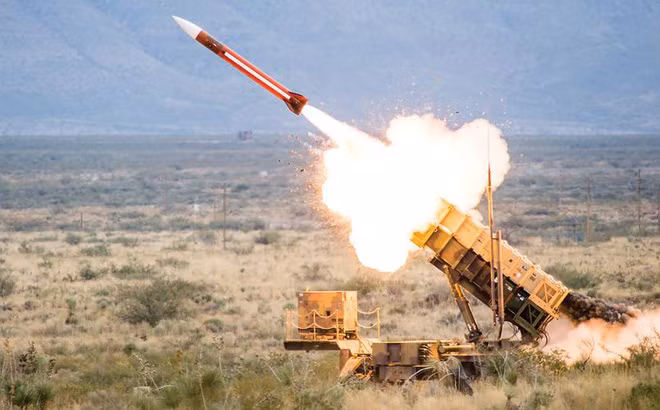 Trong những năm gần đây, giới lãnh đạo Ba Lan đang thúc đẩy nhiều chính sách, nhằm tăng cường sức mạnh quân sự ở quy mô lớn, với mục đích chống lại một nước Nga đang hồi sinh. Tuy nhiên đối đầu với một cường quốc có vũ khí hạt nhân, Ba Lan thực sự chưa đủ tầm, và lẽ đương nhiên, họ phải dựa vào Mỹ, đó là một quy luật tất yếu. Ảnh: Hệ thống phòng thủ tên lửa Patriot mà Ba Lan mới trang bị.