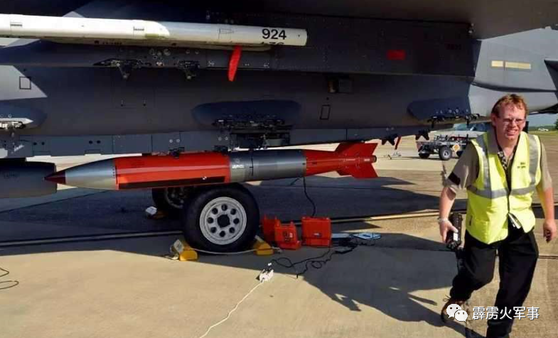 Động thái này của Ba Lan khiến Nga tức giận, phía Nga bày tỏ, nếu vũ khí hạt nhân được triển khai ở Ba Lan, đây chắc chắn là một cuộc khủng hoảng hạt nhân Cuba 2.0. Nhưng phía Ba Lan vẫn đang làm điều đó, và thậm chí còn tổ chức một cuộc thăm dò dư luận trên mạng Internet để cổ vũ cho quyết định trên. Ảnh: Bom hạt nhân chiến thuật B-61 lắp trên máy bay ném bom của Không quân Mỹ.