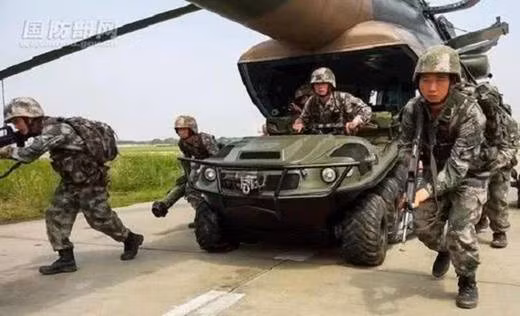 Nhiệm vụ của Z-8L trong tương lai được lãnh đạo PLA xác nhận là thực hiện nhiệm vụ vận chuyển các phương tiện xe cơ giới, giúp cho lính đổ bộ thẳng đứng sẽ có phương tiện để sử dụng ngay khi họ đặt chân trên mặt đất, điều này sẽ cho phép họ giành được các cơ hội chiến thuật quan trọng. Ảnh: Trực thăng Z-8L – Nguồn: Snafu-solomon