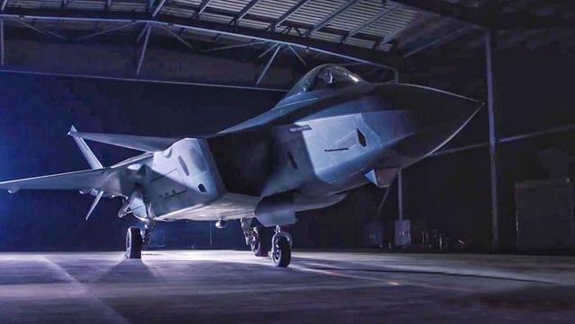 Ban đầu giới phân tích quân sự đánh giá về khả năng cơ động của J-20 là không đủ cho yêu cầu một máy bay đánh chặn chiếm ưu thế trên không; đến J-20B sử dụng động cơ có vòi phun vectơ lực đẩy, điều này cho thấy Không quân Trung Quốc thực sự muốn tăng cường khả năng cơ động của J-20. Ảnh: Máy bay chiến đấu J-20 - Nguồn: Sina