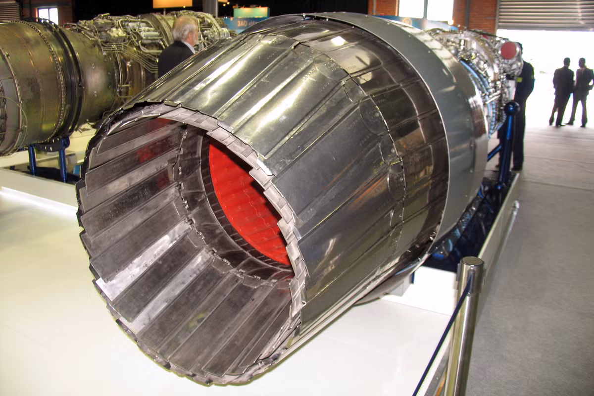 Theo thông tin, Chengdu đã thiết lập bốn dây chuyền sản xuất và mỗi dây chuyền có thể sản xuất một chiếc J-20B một tháng (4 chiếc/ tháng). J-20B sẽ tiếp tục sử dụng động cơ phản lực cánh quạt AL-31F M2 được nhập khẩu từ Nga, chứ không phải loại động cơ WS-15 trong nước mà Trung Quốc đang phát triển. Ảnh: Động cơ AL-31F MiG-29 của Nga. Nguồn: Wikipedia.