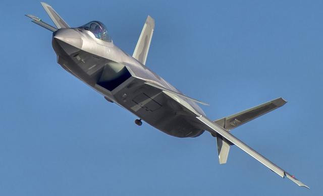 Một máy bay chiến đấu tàn hình chiếm ưu thế trên không lý tưởng, cần có khả năng duy trì ưu thế của mình trong phạm vi có thể nhìn thấy; đặc biệt là khi đối mặt với máy bay chiến đấu tàng hình của đối phương. Ảnh: Máy bay chiến đấu J-20 - Nguồn: Sina