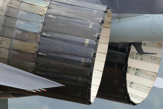 Động cơ vectơ lực đẩy (TVC) là thay đổi lực đẩy bằng cách xoay vòi phun phản lực của động cơ, máy bay chiến đấu như F-22 của Mỹ và Su-35S của Nga có thể tạo ra các đòn tấn công ở các góc tấn công rất lớn. Tính năng này cho phép phi công tránh được tên lửa hoặc có được vị trí thuận lợi hơn trong chiến đấu trên không. Ảnh: Động cơ máy bay chiến đấu Su-35 của Nga trưng bày tại Triển lãm hàng không Chu Hải 2014 - Nguồn: Sina