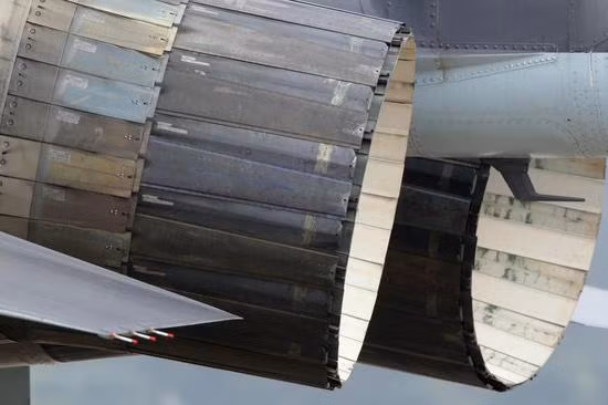 Động cơ vectơ lực đẩy (TVC) là thay đổi lực đẩy bằng cách xoay vòi phun phản lực của động cơ, máy bay chiến đấu như F-22 của Mỹ và Su-35S của Nga có thể tạo ra các đòn tấn công ở các góc tấn công rất lớn. Tính năng này cho phép phi công tránh được tên lửa hoặc có được vị trí thuận lợi hơn trong chiến đấu trên không. Ảnh: Động cơ máy bay chiến đấu Su-35 của Nga trưng bày tại Triển lãm hàng không Chu Hải 2014 - Nguồn: Sina