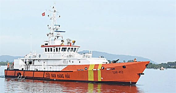 Hi vọng trong thời gian tới, các cấp chính quyền sẽ quan tâm hơn nữa đến lực lượng đặc thù này của ta, đầu tư những con tàu cứu hộ lớn hơn, mạnh mẽ hơn để tạo điều kiện tốt nhất cho những cán bộ nhân viên lực lượng VN MRCC thêm phần tự tin trong những lần vượt bão táp mưa giông, bám biển vững vàng và lâu dài hơn nữa, làm chỗ dựa vững chắc hơn nữa cho ngư dân trên những chặng biển xa. Ảnh: Tàu SAR-413 của lực lượng VN MRCC.