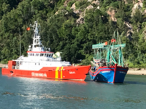 Việc đưa ra phương án cứu nạn liên quan tới: Phối hợp với các đơn vị địa phương hoặc các đơn vị hoạt động ngay tại nơi bị nạn, điều động tàu cứu nạn dựa trên hoàn cảnh, thời gian, thời tiết. Ảnh: Tàu SAR của Vietnam MRCC cứu kéo một tàu cá của ngư dân hỏng hóc trên biển về bờ an toàn
