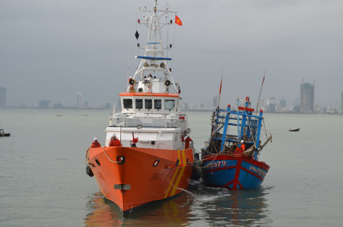 Bên cạnh đó còn có các tàu SAR 272 - 273 - 274 nhỏ hơn có lượng giãn nước khoảng 200-300 tấn. Và tàu SAR-27-01 lượng giãn nước hơn 100 tấn cùng các loại cano cao tốc. Ảnh: Tàu SAR của Vietnam MRCC cứu hộ tàu cá ngư dân tỉnh Quảng Nam về bờ an toàn.