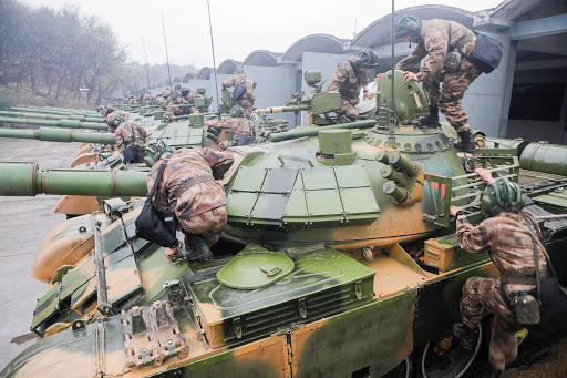 Trong nhiều đơn vị Tăng - thiết giáp Trung Quốc vẫn còn sử dụng nhiều xe tăng Type-59 được chế tạo từ đầu thập niên 1960 cho đến giữa những năm 1980 với số lượng lớn, là phiên bản của xe tăng T-54 Liên Xô nổi tiếng. Theo IISS, Trung Quốc đang vận hành khoảng 1.500 - 1.600 chiếc Type-59 nhiều phiên bản trong khi đó The Nation Interest trích dẫn số liệu khoảng 2.900 chiếc. Ảnh: Một đơn vị Tăng - thiết giáp Trung Quốc với các xe Type-59D nâng cấp.