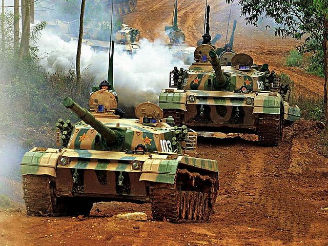 Xương sống của lực lượng Tăng - thiết giáp Trung Quốc hiện nay là xe tăng chiến đấu chủ lực Type-96 và các phiên bản nâng cấp Type-96A/B được phát triển từ đầu thập niên 1990 và chính thức gia nhập biên chế từ năm 1997. Theo ước tính, đang có 2.500 chiếc đang phục vụ và nó vẫn được chế tạo mới liên tục dẫu cho đã có sự xuất hiện của các mẫu xe tăng mới hơn. Ảnh: Type-96 của Trung Quốc hành quân cơ động chiến đấu.