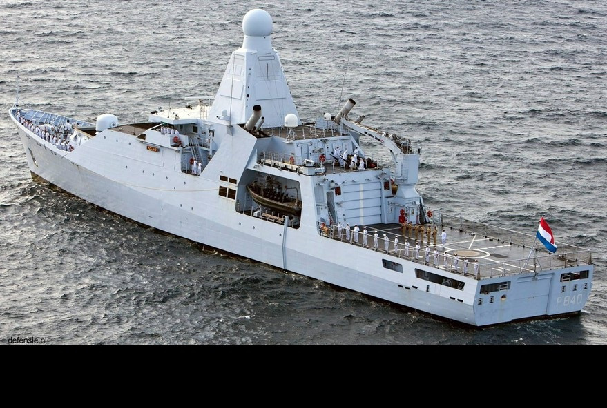 Ở đuôi tàu được bố trí sàn đáp rộng và hangar để có thể tiếp nhận trực thăng NH-90 đi theo tàu trong những nhiệm vụ dài ngày trên biển, nó có thể hỗ trợ tàu trong việc tìm kiếm cứu nạn hoặc các nhiệm vụ nhẹ nhàng không yêu cầu phải trang bị vũ khí. Ngoài ra ở đuôi tàu còn có cửa để thả cano cao tốc khẩn cấp ở phía dưới sàn đáp, hai bên thân tàu được chừa không gian cho hai chiếc cano cao tốc khác và có đủ khoảng trống để tàu có thể mang theo cả một Container hàng hóa với kích cỡ tiêu chuẩn, có thể bốc dỡ dễ dàng bởi một chiếc cần cẩu máy đặt ở phía bên phải hangar. Ảnh: Cận cảnh đuôi tàu tuần tra Holland. 