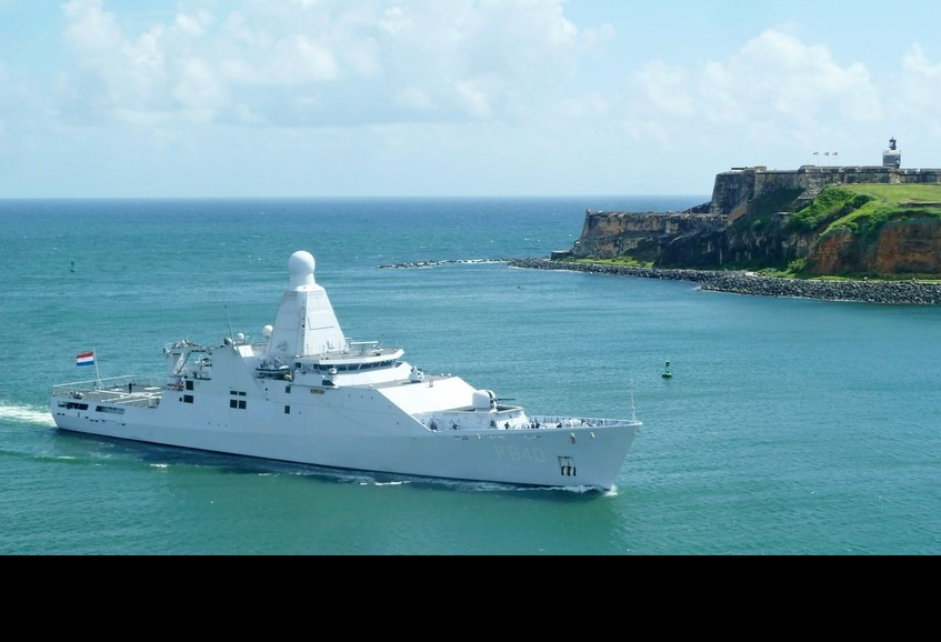 Về vũ trang, vì là một tàu có nhiệm vụ tuần tra nên nó được trang bị khá hạn chế. Một pháo hạm Otto Melara Super Rapid cỡ 76mm đặt phía trước mũi, một hệ thống phòng thủ tầm gần (CIWS) cỡ 30mm đặt trước carbin và hai moldun Otto Melara Hitrole NT gắn súng máy .50cal tự động. Nó không hề có tên lửa hay ngư lôi cho các nhiệm vụ chiến đấu hạng nặng khác. Ảnh: Tàu Holland trong một chuyến tuần tra. 