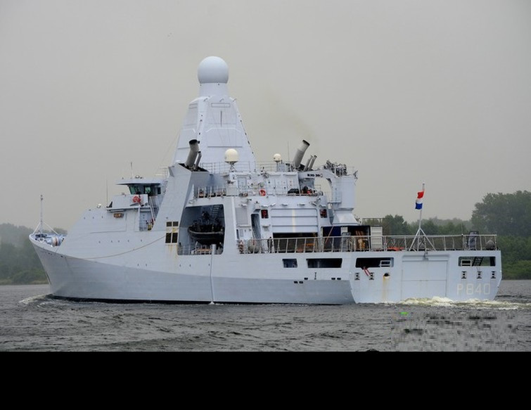 Chiếc đầu tiên của lớp mang số hiệu P840 chính thức gia nhập biên chế hạm đội hải quân Hà Lan vào giữa năm 2011, và ba tàu còn lại cũng được biên chế trong năm 2011 - 2012. Thời gian đóng mẫu tàu này được công ty DAMEN thực hiện vô cùng nhanh chóng, chỉ cần khoảng 1 năm kể từ khi chính thức đặt keel là đã có thể hạ thủy. Ảnh: Tàu Holland mang số hiệu P840, chiếc đầu tiên của lớp gia nhập biên chế. 