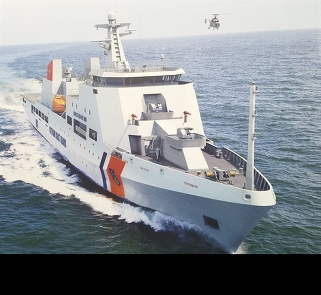 Kể từ sau năm 2014, nhận thấy cần phải trang bị cho lực lượng chấp pháp của ta một loại tàu tuần tra đa năng có lượng giãn nước lớn hơn mẫu DN-2000 cỡ 2.000 tấn, có thể đi biển xa và bám biển dài ngày hơn, Bộ tư lệnh Cảnh sát biển Việt Nam phối hợp cùng với hãng DAMEN nổi tiếng của Hà Lan đã cho ra mắt mẫu tàu DN-4000 vô cùng hiện đại, với lượng giãn nước khoảng 4.000 tấn. Đây là mẫu tàu được thiết kế được dựa trên tàu tuần tra xa bờ (OPV) lớp Holland mà hải quân Hà Lan đang sử dụng. Ảnh: Đồ họa mẫu tàu tuần tra DN-4000 của Cảnh sát biển Việt Nam.