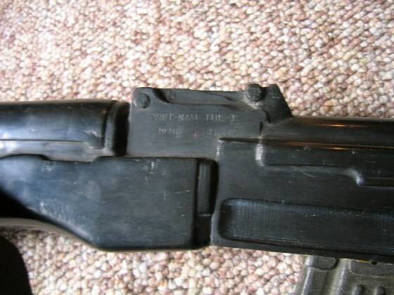 Còn lại, tính năng kỹ chiến thuật của súng đều tương đương nguyên mẫu RPK của Liên Xô. Ảnh: Cận cảnh số hiệu của súng được khắc chìm ở vị trí thước ngắm.