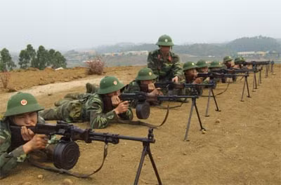 Dù hiện nay, trung liên RPK và TUL-1 đã được biên chế đại trà cho cấp tiểu đội của lục quân Việt Nam, tuy nhiên vẫn chưa thể thay thế hết được các súng máy RPD cũ trong trang bị. Việt Nam vẫn đang tiếp tục sử dụng song song cả hai loại súng này trong vai trò trung liên chi viện hỏa lực. Ảnh: Xạ thủ huấn luyện với súng máy RPD.