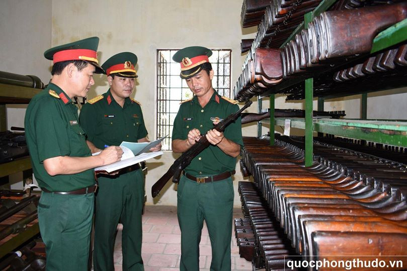 Súng sử dụng cỡ đạn 7.62x39mm tương tự súng AK, thuận tiện cho việc tiếp tế hậu cần đạn dược, súng có thể sử dụng chung hộp tiếp đạn 30 viên của AK, hộp tiếp đạn 40 viên hoặc hộp tiếp đạn tròn 75 viên. Nhưng chủ yếu vẫn là sử dụng hộp đạn 40 viên. Ảnh: Kho súng của 1 đơn vị trong đó có súng máy DP và súng máy TUL-1, AK-47, CKC,…