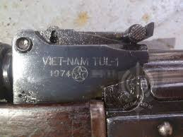 Tốc độ bắn trên lý thuyết của súng có thể đạt 600 phát/phút, sơ tốc đầu nòng 745m/s, tầm bắn hiệu quả 800m và tầm bắn xa nhất hơn 2000m. Thước ngắm của súng cũng tương tự như AKM tuy nhiên bổ sung thêm cơ chế chỉnh lượng gió. Ảnh: Cận cảnh số hiệu của 1 khẩu TUL-1, súng được sản xuất năm 1974. Nguồn: Comcom.