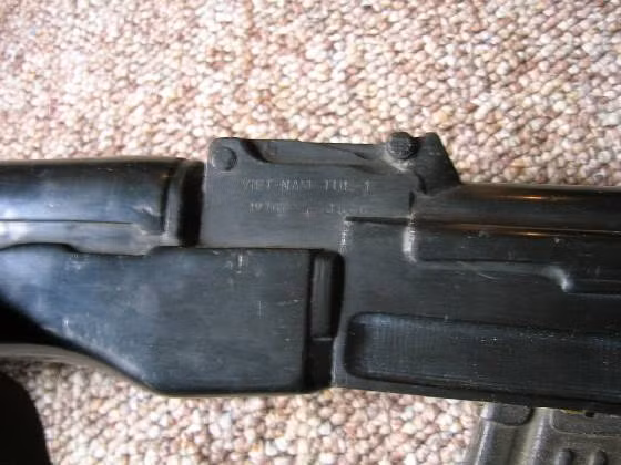 Còn lại, tính năng kỹ chiến thuật của súng đều tương đương nguyên mẫu RPK của Liên Xô. Ảnh: Cận cảnh số hiệu của súng được khắc chìm ở vị trí thước ngắm.