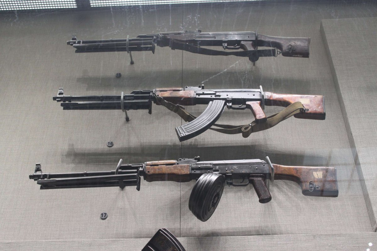 Súng TUL-1 được thử nghiệm lần đầu tiên vào ngày 3/9/1969 và được nhà máy Z111 đưa vào sản xuất đại trà từ năm 1970 dựa theo bản vẽ của Cục quân giới trên cơ sở dây chuyền sản xuất súng AK-47. Ảnh: Súng TUL-1 của Việt Nam.