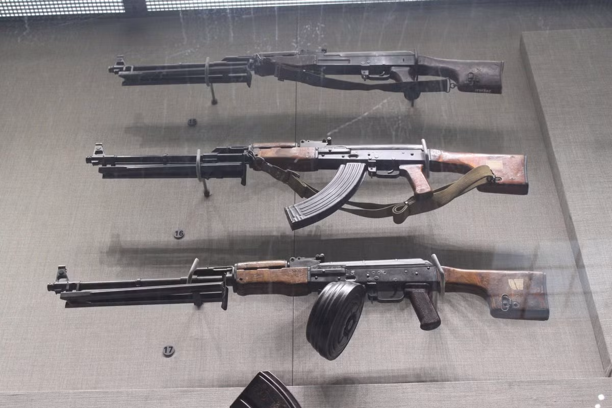 Súng TUL-1 được thử nghiệm lần đầu tiên vào ngày 3/9/1969 và được nhà máy Z111 đưa vào sản xuất đại trà từ năm 1970 dựa theo bản vẽ của Cục quân giới trên cơ sở dây chuyền sản xuất súng AK-47. Ảnh: Súng TUL-1 của Việt Nam.