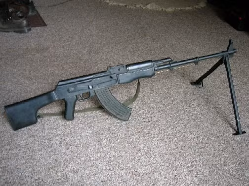 Có một điều đặc biệt là những khẩu RPK của Liên Xô được chế tạo dựa trên nền tảng súng AKM, trong khi các súng TUL-1 do Việt Nam sản xuất lại dựa trên nền tảng của súng AK-47. Ảnh: Một khẩu TUL-1 của Việt Nam.