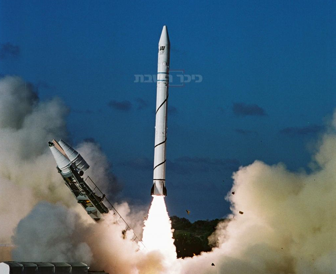 Hiện nay, ngoài loạt tên lửa đạn đạo chiến lược Jericho dùng cho các cuộc tấn công hạt nhân, Israel không có kinh nghiệm trong việc phát triển tên lửa đạn đạo chiến thuật có độ chính xác cao. Do đó, từ góc độ nhu cầu và công nghệ, không loại trừ khả năng, Israel đã đánh cắp công nghệ tên lửa do Nga sản xuất. Ảnh: Tên lửa đạn đạo Jericho của Israel.