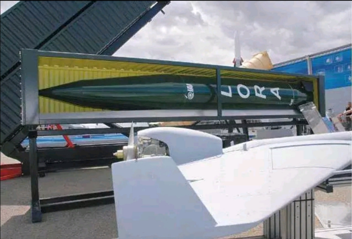 Tên lửa LORA được phát triển bởi Công ty Công nghiệp hàng không Israel, có thể phóng từ các phương tiện trên mặt đất hoặc trên tàu biển; tên lửa có chiều dài 4,7 - 5,2 m (tùy phiên bản); đường kính thân 0,62 m; trọng lượng 1.600 - 1.800 kg; mang theo đầu đạn nặng 440 - 600 kg. LORA sử dụng ống phóng kiêm ống bảo quản dạng container kín, lắp trên khung gầm xe tải việt dã KamAZ-6350 với 4 tên lửa/xe.