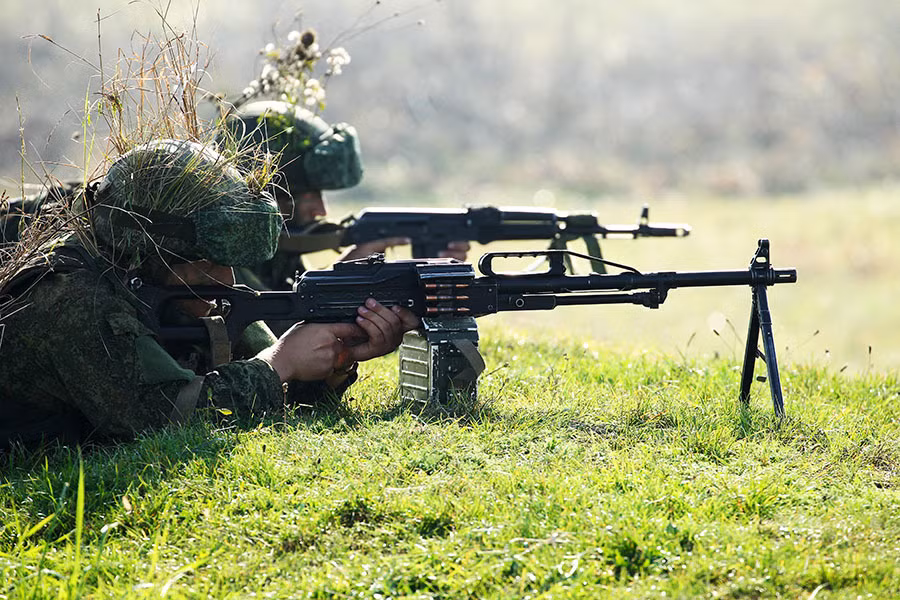 Quân đội Nga tin tưởng rằng, nếu công việc thiết kế RPL-20 và các cuộc thử nghiệm của nó, được tiến hành trong vòng một năm nếu thành công thì quân đội sẽ nhận được một mẫu khẩu súng máy mới hiện đang thực sự thiếu. Các đơn vị đặc nhiệm Nga tỏ ra đặc biệt quan tâm đến mẫu súng máy mới này. Ảnh: Quân đội Nga cần một mẫu súng máy thay thế khẩu PKMS. Nguồn: Topwar.