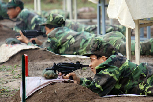 Súng sử dụng loại đạn 9x19mm Parabellum chuẩn NATO và có tốc độ bắn cực cao, lên đến 1200 phát/phút. Ảnh: Chiến sĩ ngắm bắn tiểu liên Micro Uzi.