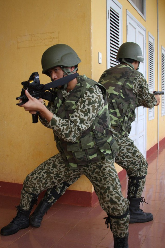 Súng tiểu liên Micro là mẫu súng cải tiến từ tiểu liên Uzi vô cùng danh tiếng của Israel, với thiết kế vô cùng nhỏ gọn, tốc độ bắn cao, phù hợp với các cuộc tác chiến trong không gian hẹp. Ảnh: Chiến sĩ đặc công Việt Nam với súng tiểu liên Micro Uzi.