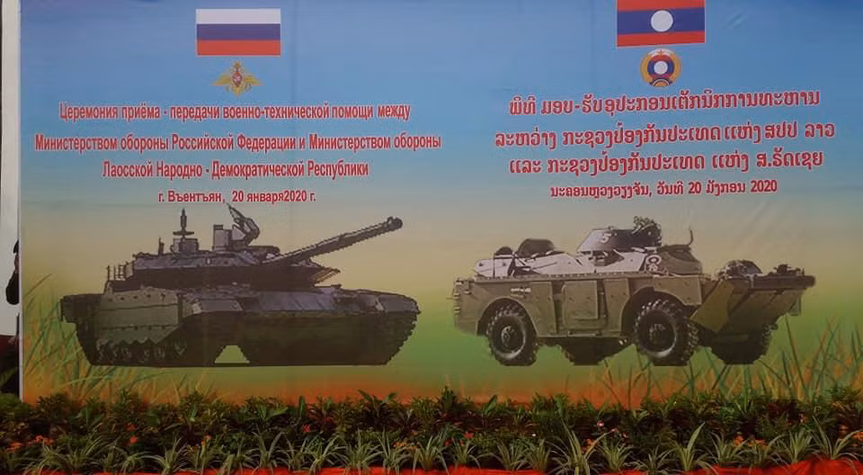 Pano giới thiệu hai phương tiện chiến đấu mới của Quân đội Nhân dân Lào. Ảnh: bmpd