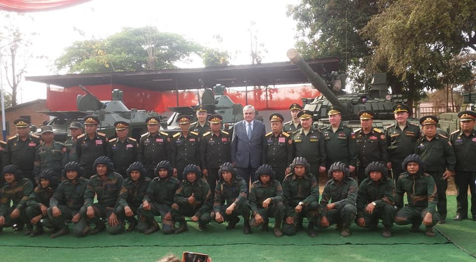 Đó là các xe tăng chủ lực thế hệ mới T-72B1MS và xe thiết giáp trinh sát BRDM-2. Ảnh: Các cán bộ Lào chụp ảnh lưu niệm cùng các quân nhân Nga. Ảnh: bmpd