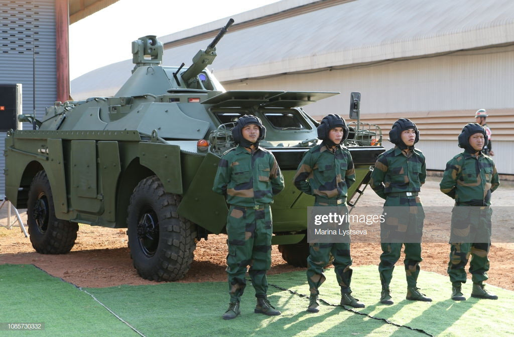 Quanh thân xe BRDM-2M bổ sung thêm các tấm thép chống đạn tăng cấp độ bảo vệ trước các loại vũ khí bộ binh. Một số nguồn tin cho rằng Lào đã nhận được từ Nga chừng 10 chiếc BRDM-2M. Ảnh: Getty Images