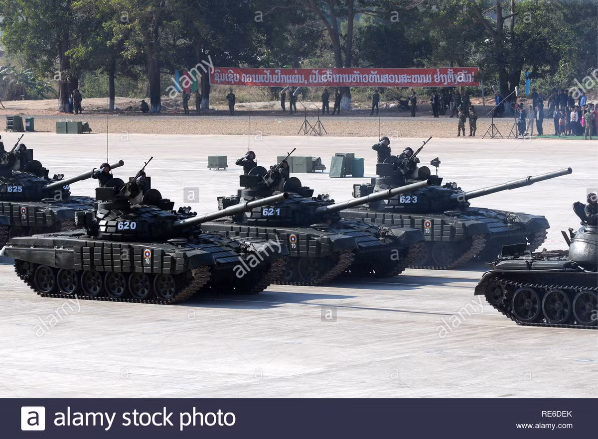 T-72B1MS hay còn được biết đến với cái tên "Đại bàng trắng" là gói hiện đại hóa từ tăng T-72B1 được thực hiện bởi công ty Oboronprom (thuộc Tập đoàn Nhà nước Rostec). Nó được giới thiệu tại diễn đàn công nghệ kỹ thuật 2012 với màu sơn trắng tinh. Tất nhiên, việc sơn đổi màu để phù hợp hoạt động tác chiến ở các quốc gia Đông Nam Á là việc chẳng khó khăn gì. Ảnh: alamy